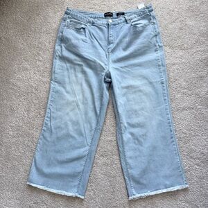 Susan Graver light wash wide leg cropped jean with frayed hem size 20W